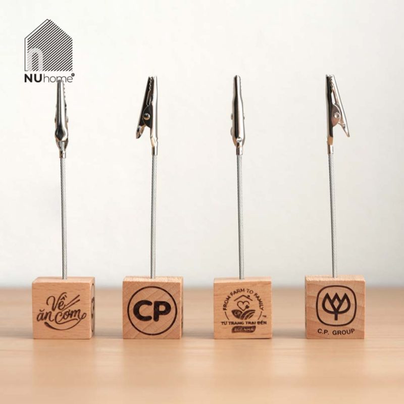 Đế gỗ kẹp ảnh Kuri khắc laser logo theo yêu cầu tại NU HOME