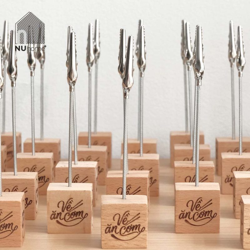 Đế gỗ kẹp ảnh Kuri khắc laser logo theo yêu cầu tại NU HOME
