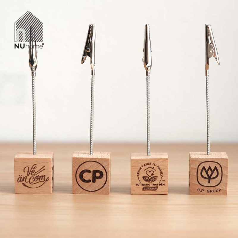 Đế gỗ kẹp ảnh Kuri khắc laser logo theo yêu cầu tại NU HOME
