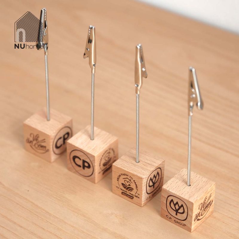 Đế gỗ kẹp ảnh Kuri khắc laser logo theo yêu cầu tại NU HOME