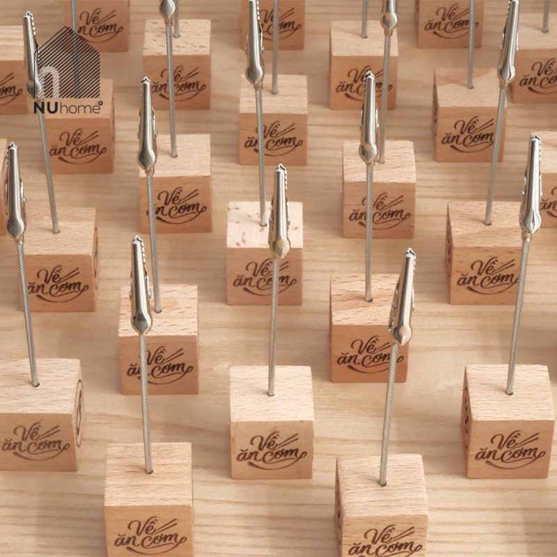 Đế gỗ kẹp ảnh Kuri khắc laser logo theo yêu cầu tại NU HOME