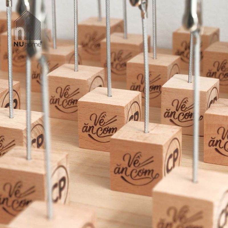 Đế gỗ kẹp ảnh Kuri khắc laser logo theo yêu cầu tại NU HOME