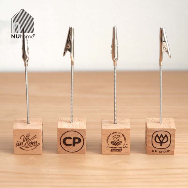Đế gỗ kẹp ảnh Kuri khắc laser logo theo yêu cầu tại NU HOME